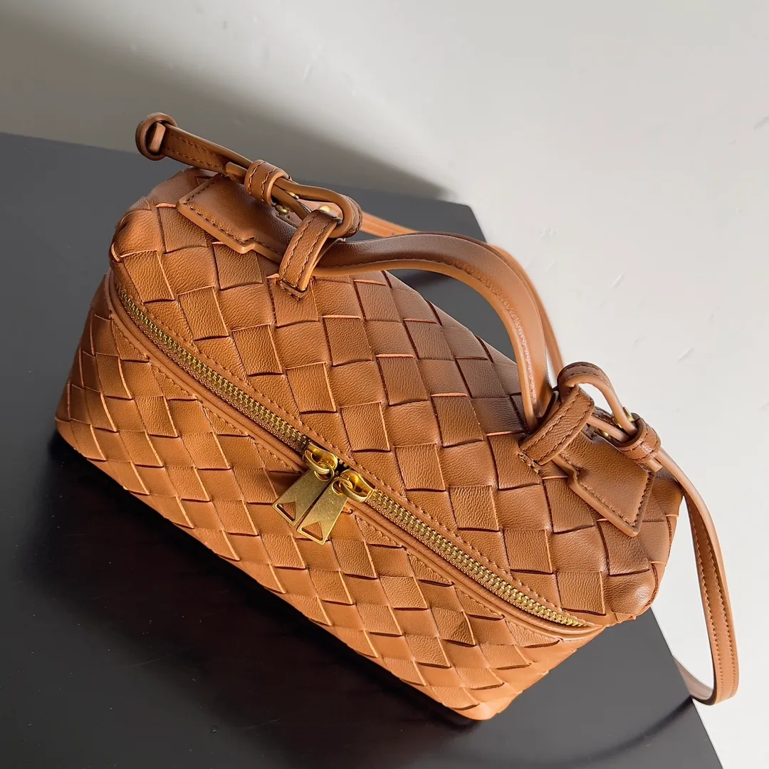 Batch 1360 Bottega Veneta 24 spring and summer woven zipper crossbody bag. A crossbody bag that can be used as a cosmetic bag. The exquisite weaving and compact body are an indispensable accessory for the upcoming summer. The double zipper also better protects the bag. It has a large capacity. If you like it, don’t miss it. Style number: 789109 Size: 22*12.5*5cm